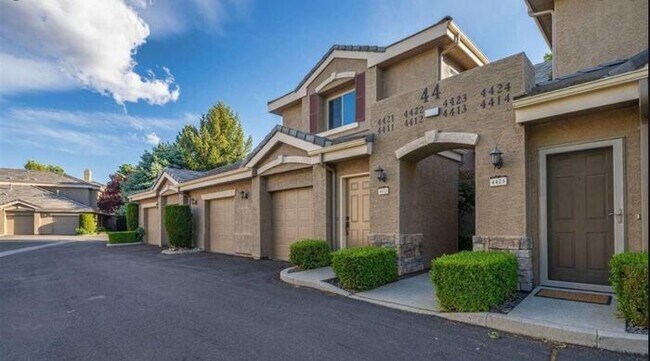 Foto del edificio - TANAMERA CONDOMINIUMS 1 bed 1 bath 1 car g...