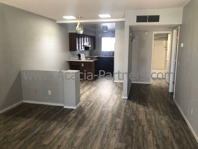 Building Photo - Great 2bedroom Townhome with yard