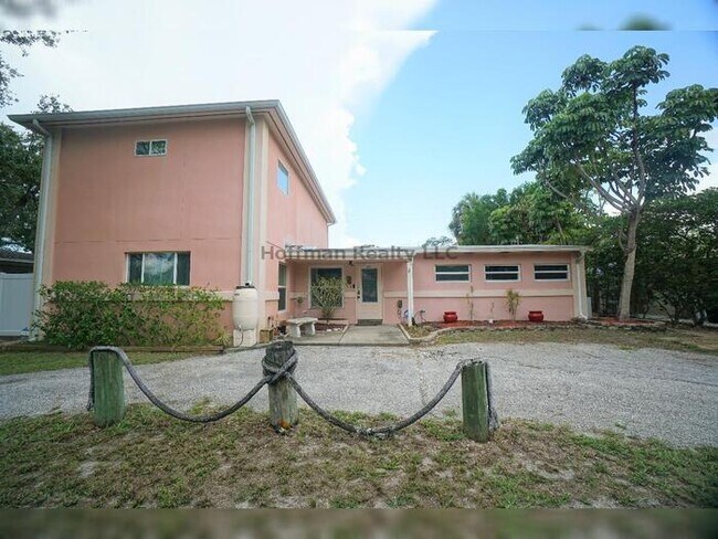 Building Photo - 4-Bedroom, 2- Bath, Pool Home in South Tampa