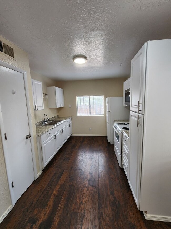 Building Photo - 505 Princeton Dr SE