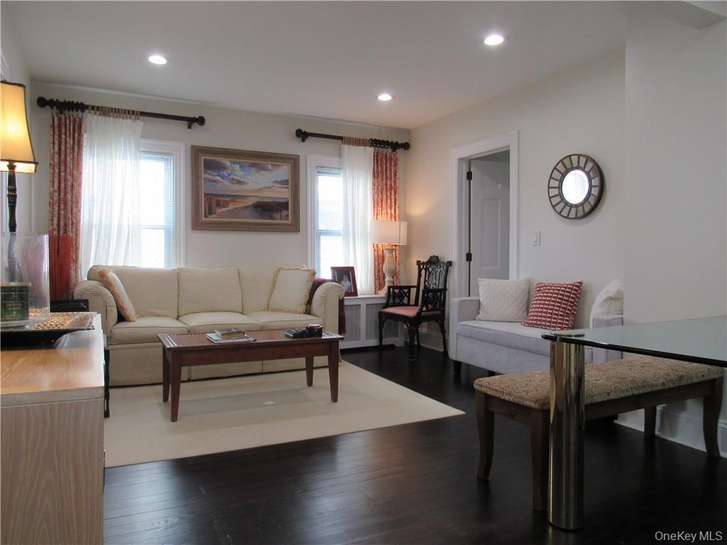 Primary Photo - 242 William St