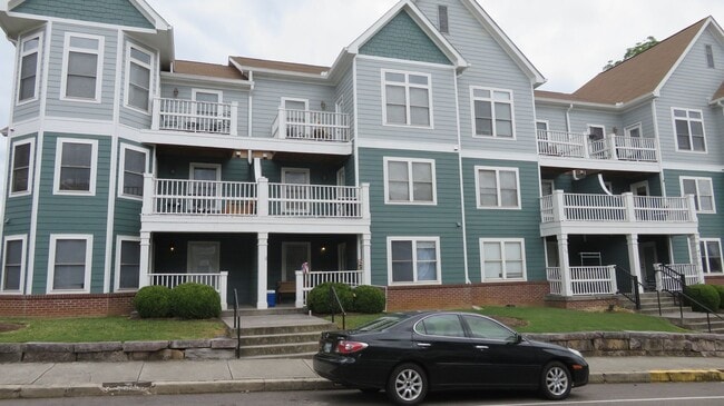 Foto del edificio - FALL 2026: $3,300/month for ENTIRE UNIT! Great location w/ TWO assigned parking spaces! Move in A...