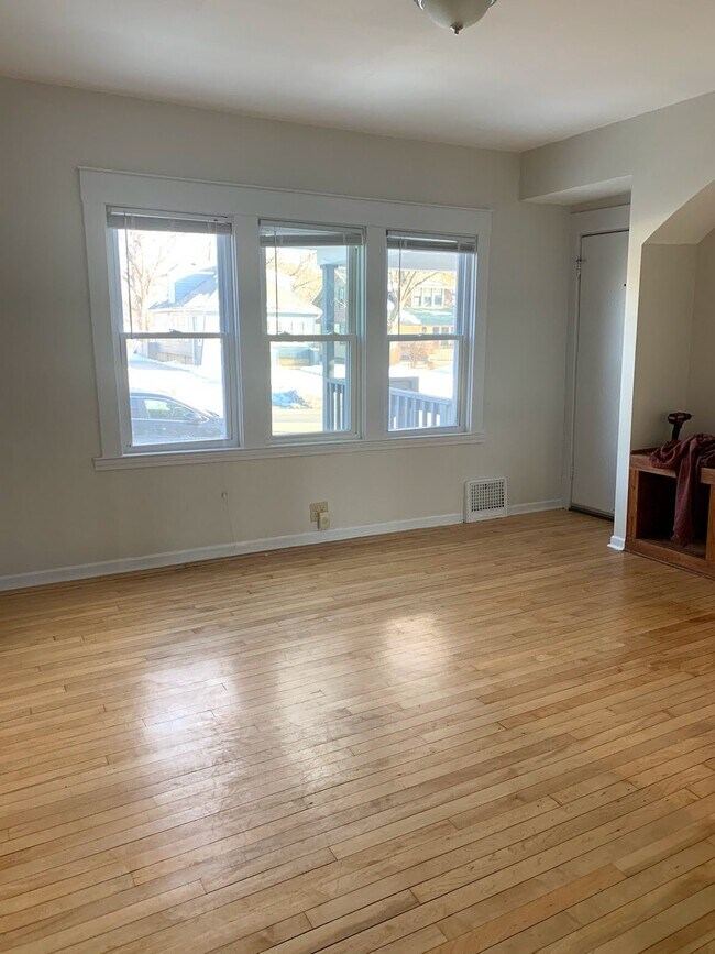 Dining Room: front - 1245 N Hawley Rd