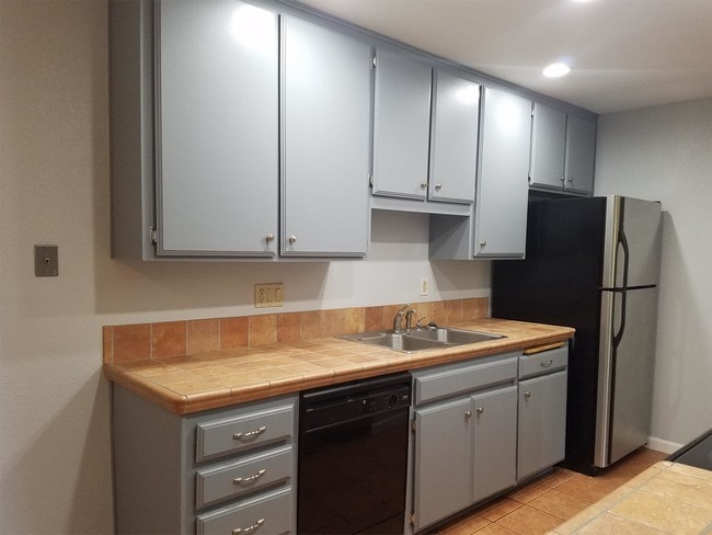 Building Photo - 1013 S Sunshine Ave