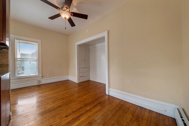 Foto del edificio - Attractive Remodeled Efficiency 2nd floor ...