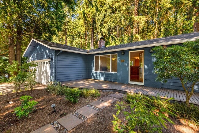 Building Photo - 3 Bdrm with Spacious Yard and Garage in Kirkland