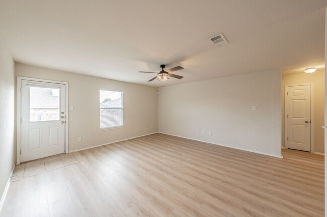 Building Photo - 3 Bedroom 2 Bath Home