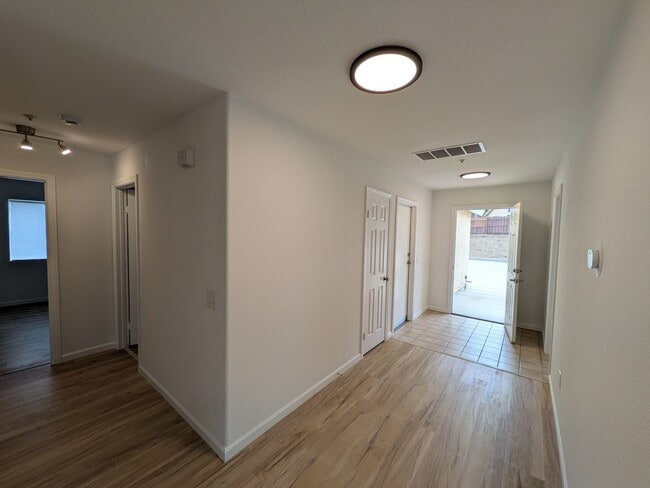 Building Photo - 583 Hildale Cir