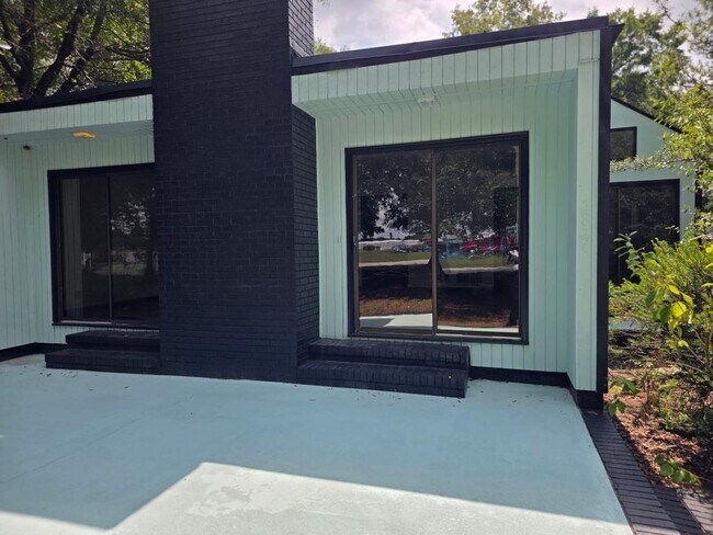 Foto del edificio - 2824 W Black Creek Rd
