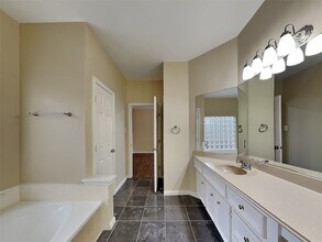 Building Photo - 141 S Laguna Pointe Dr