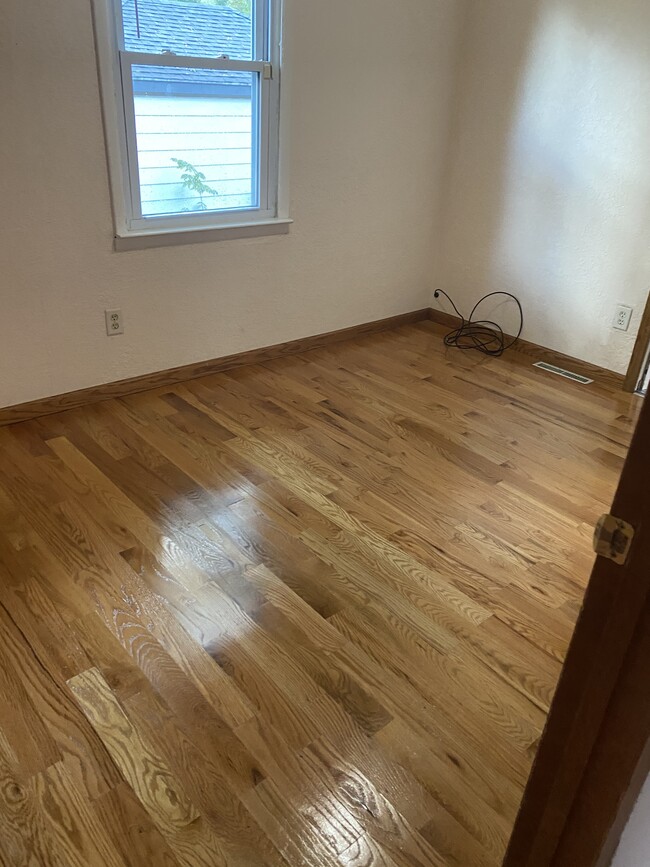 BED ROOM - 420 Shoreland Rd
