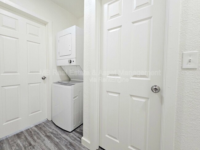 Foto del edificio - 1527 E Oak St