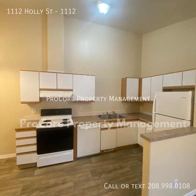 Building Photo - Cute 2 bedroom 1.5 bath very spacious dupl...
