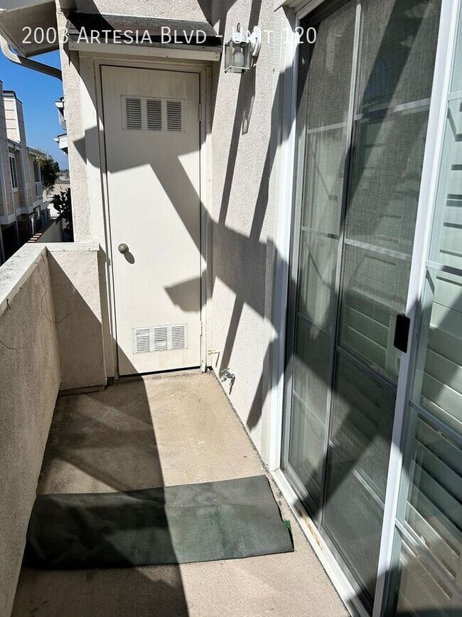 Building Photo - 2b2b- Private freshly painted Torrance con...