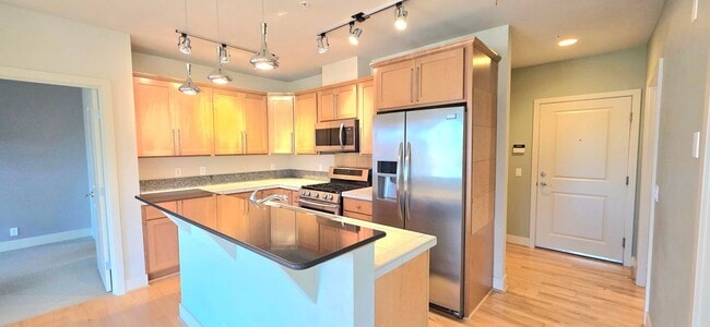 Foto del edificio - Bright 2BR/2BA Condo Steps from Green Lake $3395