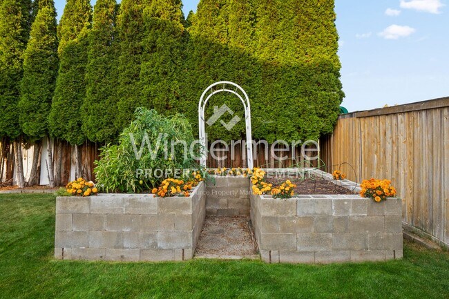 Building Photo - Beautiful 5 Bed 3 Bath in the heart of lib...