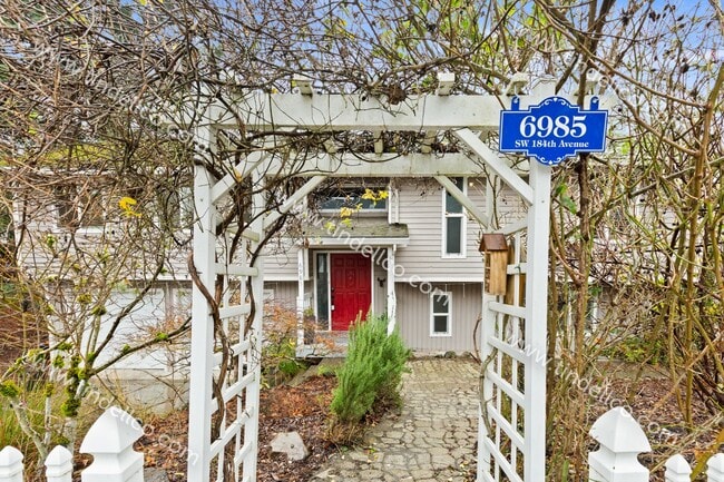 Building Photo - Beautiful Beaverton Home with Spacious Fen...