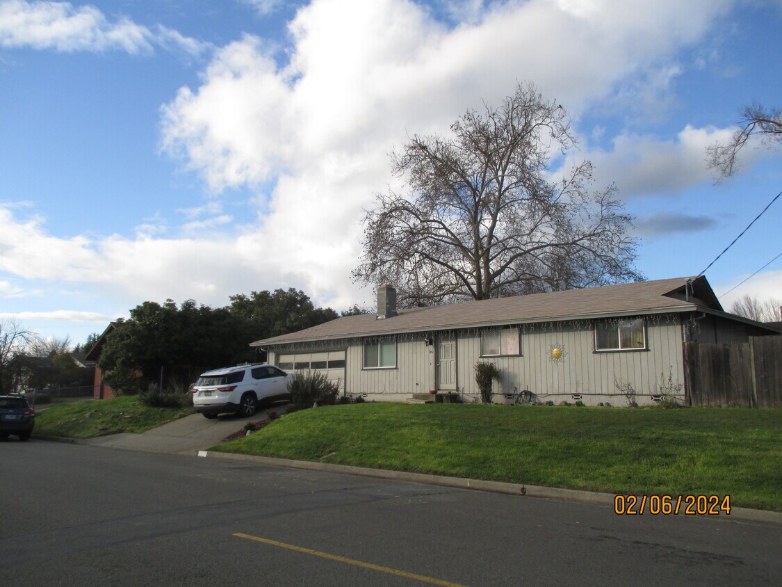 Primary Photo - 940 SW Central Ave