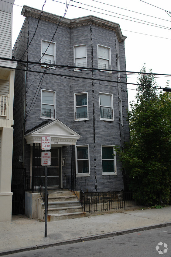 Building Photo - 109 Morris Cres