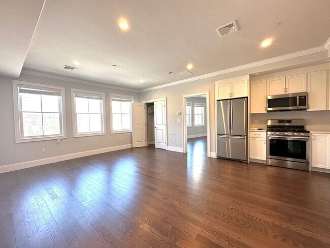 Building Photo - 371 Main St