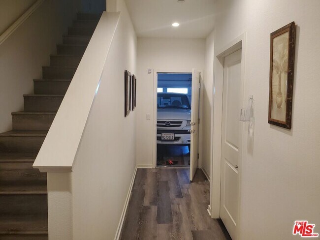 Foto del edificio - 2950 Bryant Dr