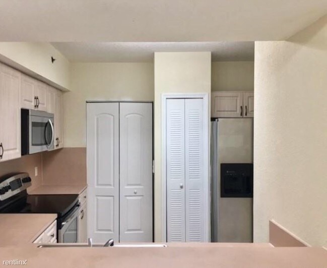 Building Photo - 9340 Fontainebleau Blvd