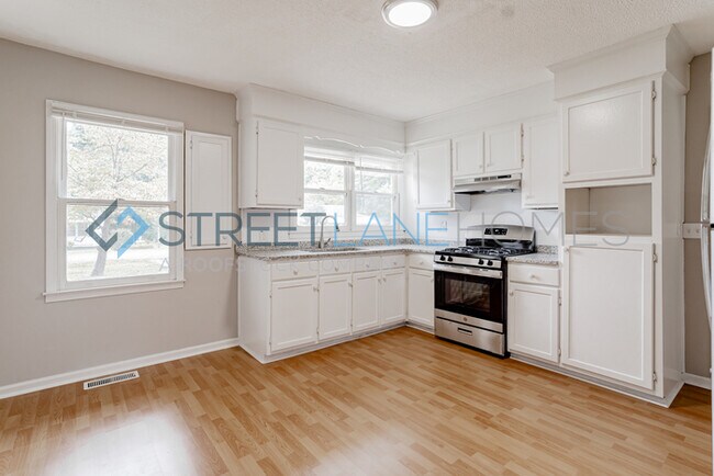 Building Photo - SIGN LEASE BY 2/28 AND GET $250 OFF FIRST ...