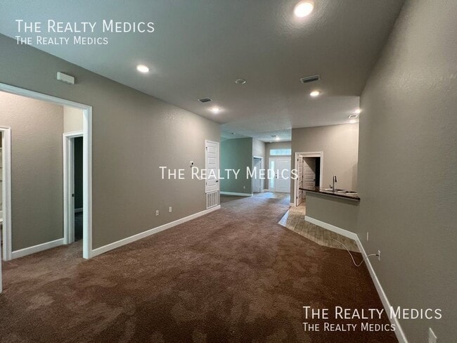 Building Photo - Gorgeous 4 Bedroom, 2 Bathroom Home In Bev...