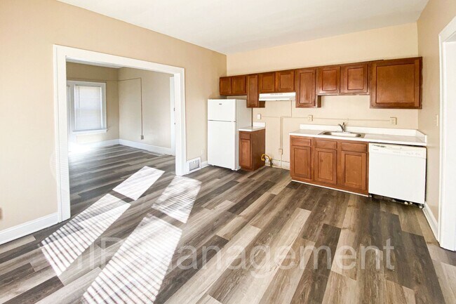 Building Photo - Spacious, newly updated, 1 bedroom with bo...