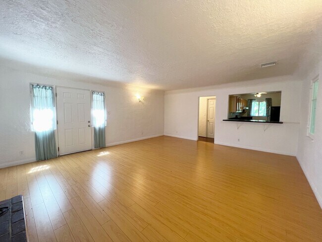 Foto del edificio - 2 bed 1 bath + Bonus Room