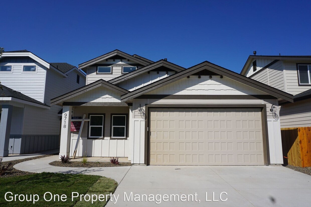 Primary Photo - 3 br, 2.5 bath House - 9718 W. Macaw St.