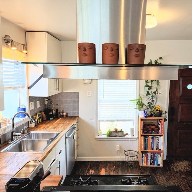 Building Photo - 3004 E 18th St