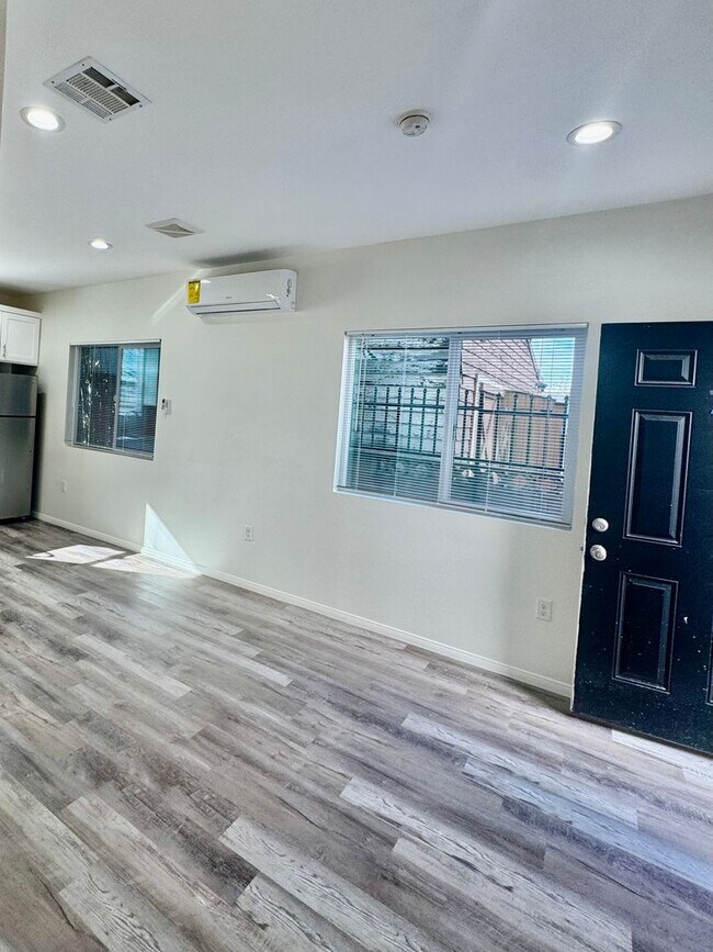 Building Photo - MUST SEE!