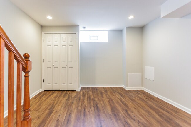 Sala de estar del sótano - 1818 Federal St