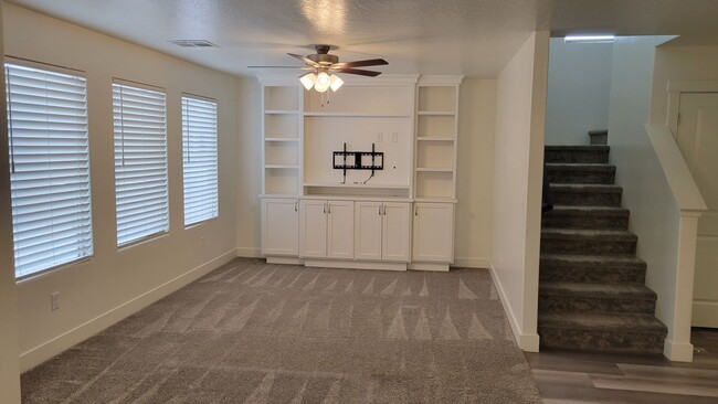 Building Photo - 4 bed / 2.5 bath / 2 car Desert Canyons house