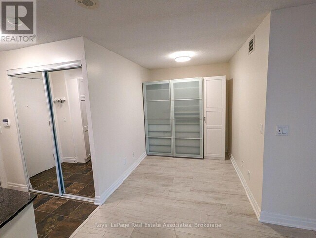 Photo du bâtiment - 2121 Lake Shore Blvd W