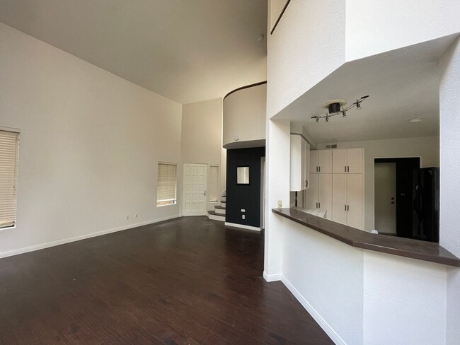 Building Photo - Beautiful townhouse available near Mission...