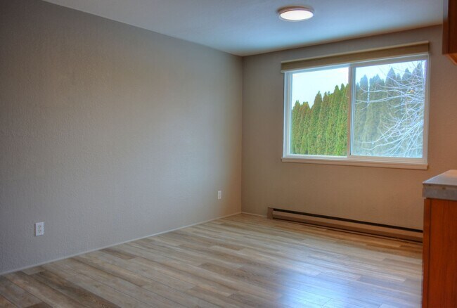Building Photo - Beautiful Upper South Hill Condo