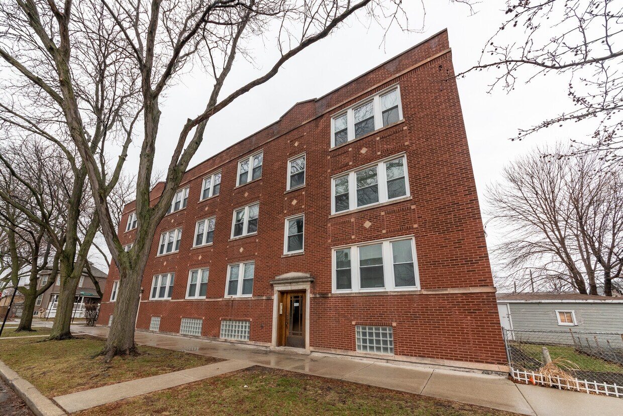 Primary Photo - 2514 W Belle Plaine Ave
