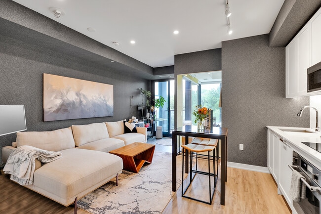 Photo du bâtiment - 250 Lawrence Ave W