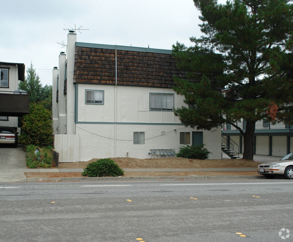 Building Photo - 7385-7395 Rainbow Dr