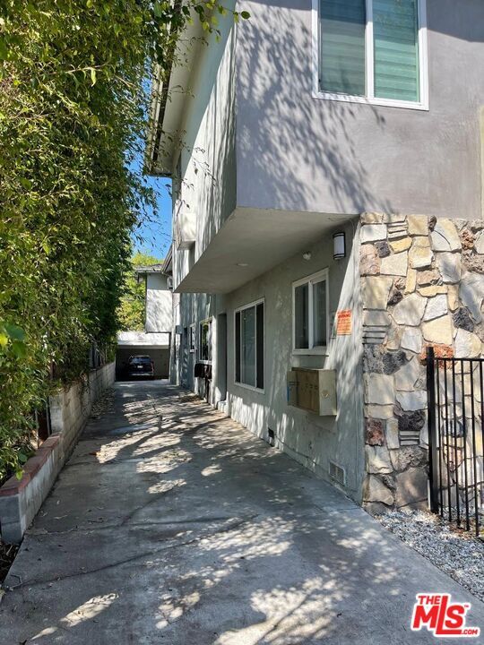 Building Photo - 629 N W Knoll Dr
