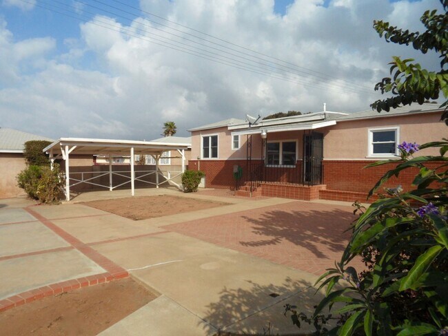 Building Photo - Beautiful 4 Bedroom House with Large Back ...