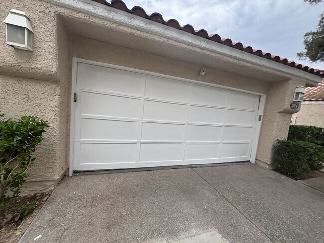 Foto del edificio - Beautiful 3 bed 2.5 bath townhouse in Spanish Trails!