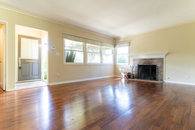 Foto del edificio - Beautiful 3b2b Home with Private Fenced Ya...