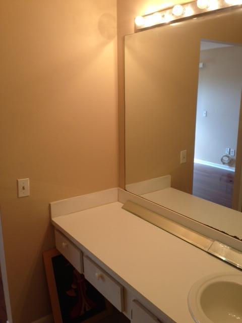 Building Photo - 2104 Lakeview Dr W