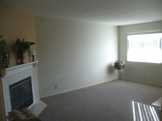 Living Area - 41590 Maroon Town Rd