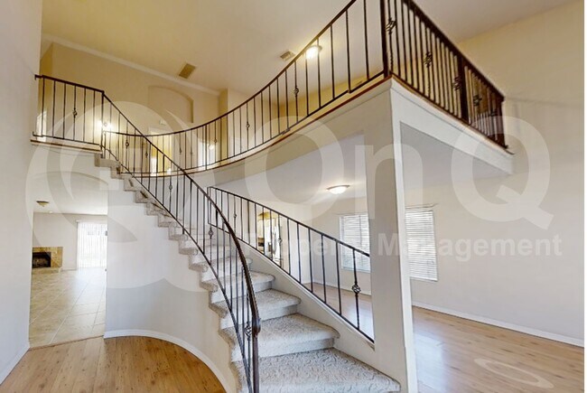 Building Photo - 823 W Iris Dr