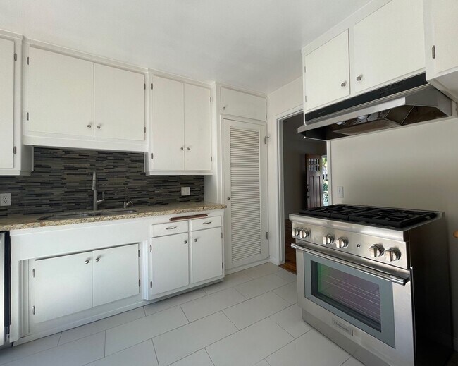 Building Photo - Renovated East Mesa Home 2 Doors From Shor...