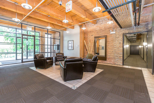 Secure entryway and lobby - 1330 W Monroe St